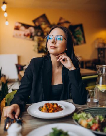young-woman-eating-pasta-cafe